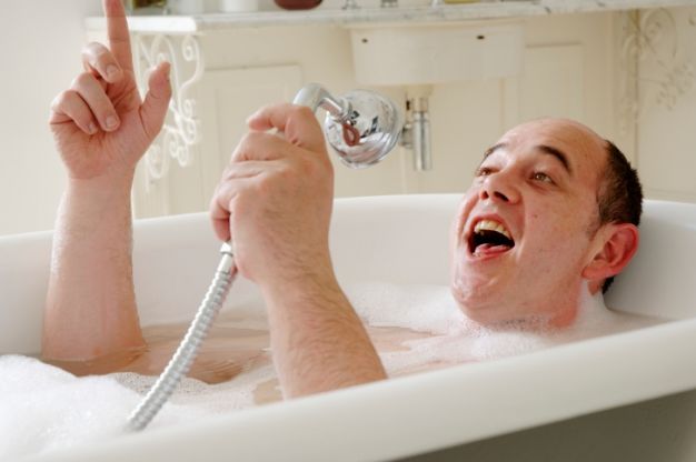 Banyo Da Müzik Dinlenir Mi, Şarkı Söylenir mi?